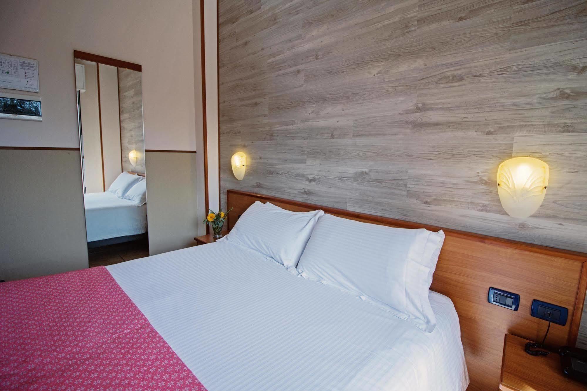 Albergo Moderno & Spa Fuipiano Valle Imagna Exteriör bild